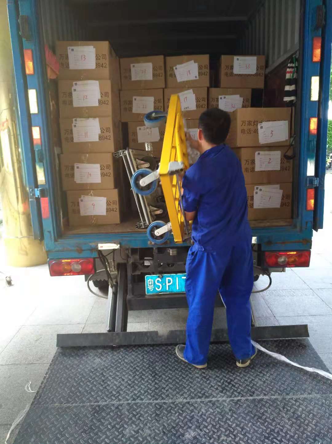  在深圳搬家怎么办，亚星娱乐搬家公司告诉你！